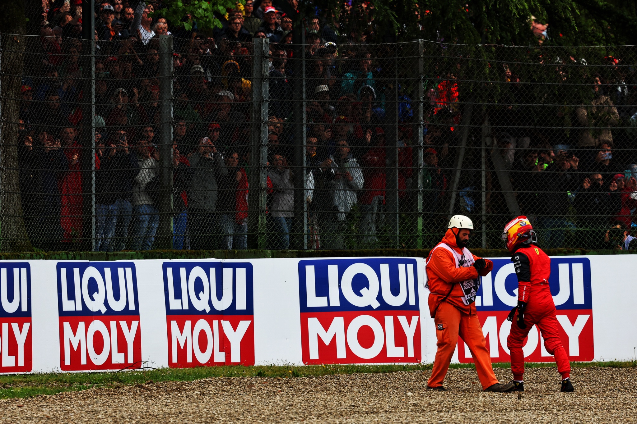 Carlos Sainz Jr (ESP) Ferrari pensiun dari balapan. Kejuaraan Dunia Formula 1, Rd 4, Emilia Romagna Grand Prix, Imola,