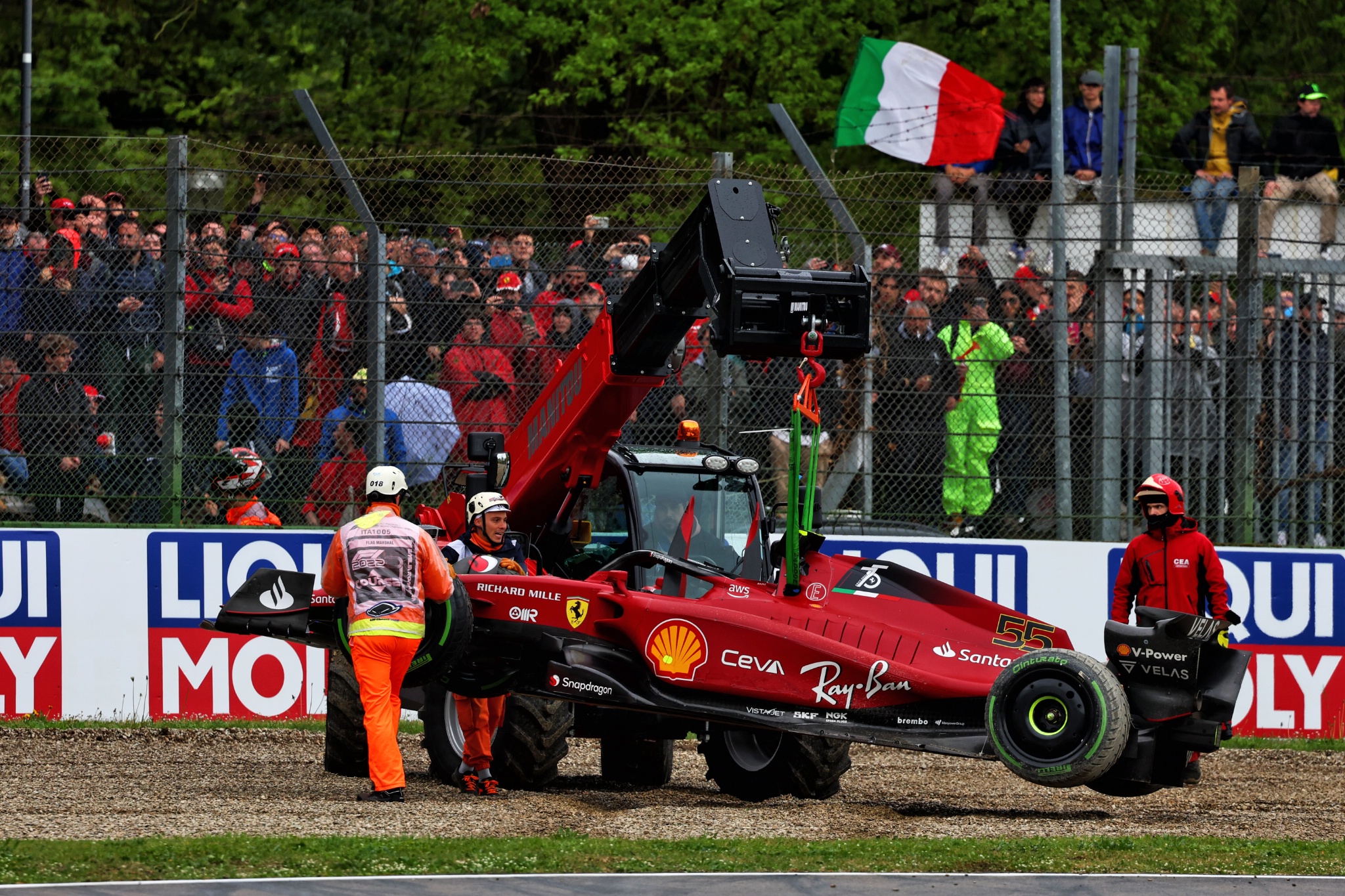 Carlos Sainz Jr (ESP) Ferrari F1-75 retired from the race. Formula 1 World Championship, Rd 4, Emilia Romagna Grand Prix,