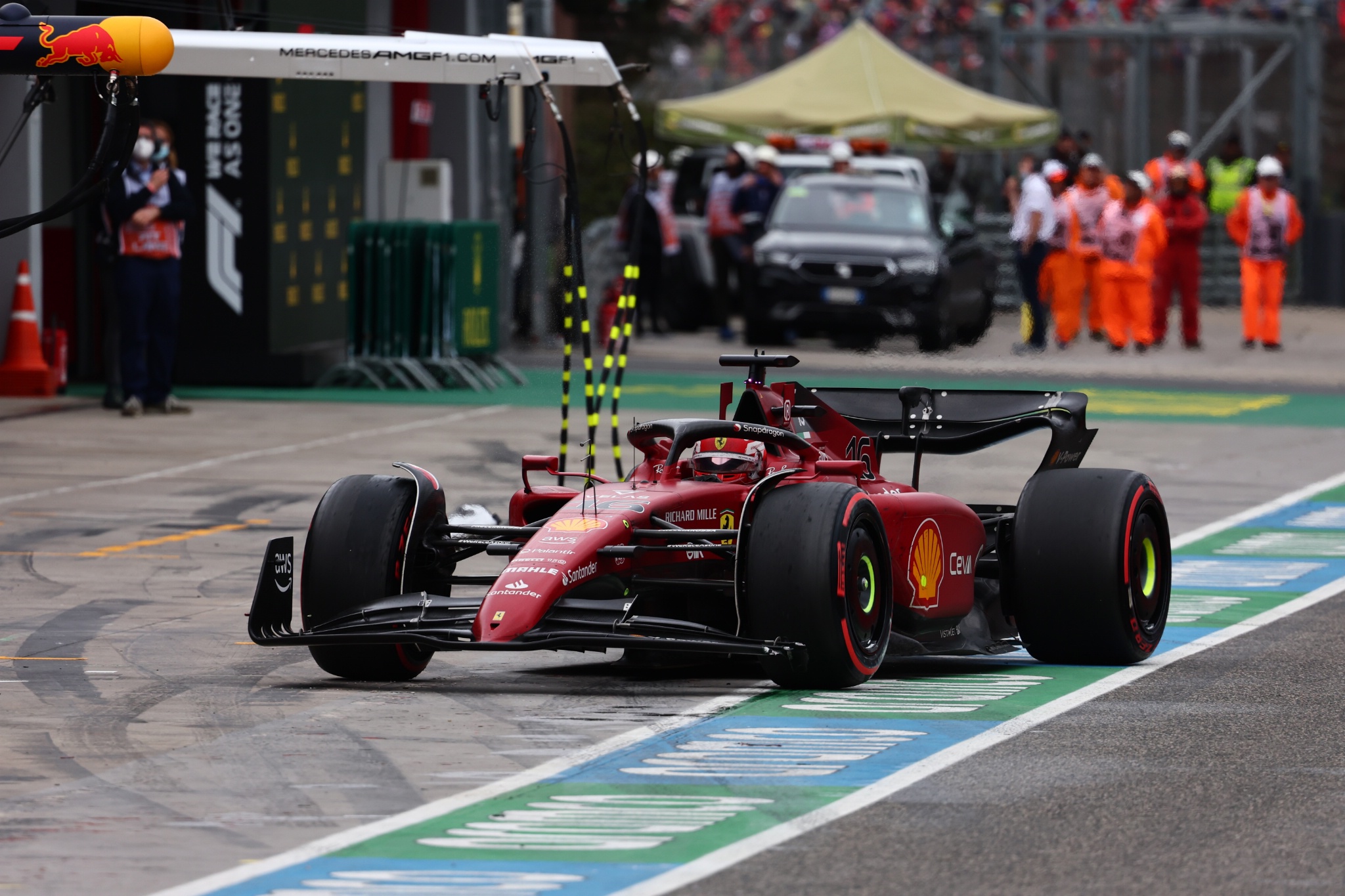 Charles Leclerc (MON) Ferrari pit stop and front wing change. Formula 1 World Championship, Rd 4, Emilia Romagna Grand