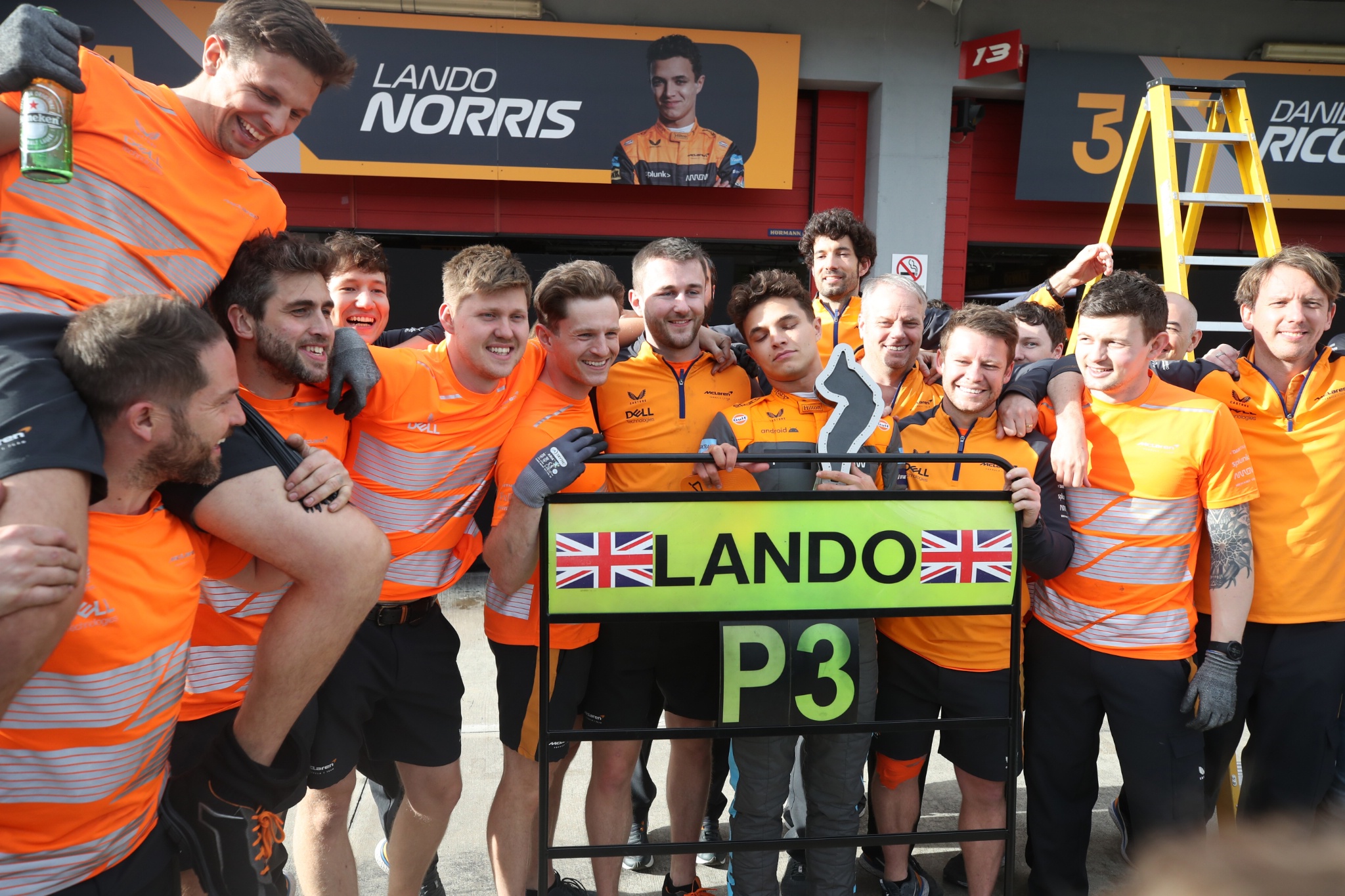 Lando Norris (GBR) ) McLaren MCL36 merayakan juara ke-3 bersama timnya. Kejuaraan Dunia Formula 1, Rd 4, Emilia Romagna