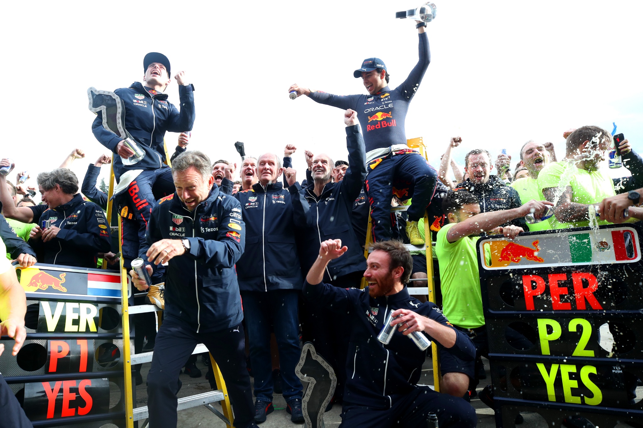 Max Verstappen (NLD) Red Bull Racing RB18 dan Sergio Perez (MEX) Red Bull Racing RB18 merayakan bersama tim mereka. Formula 1