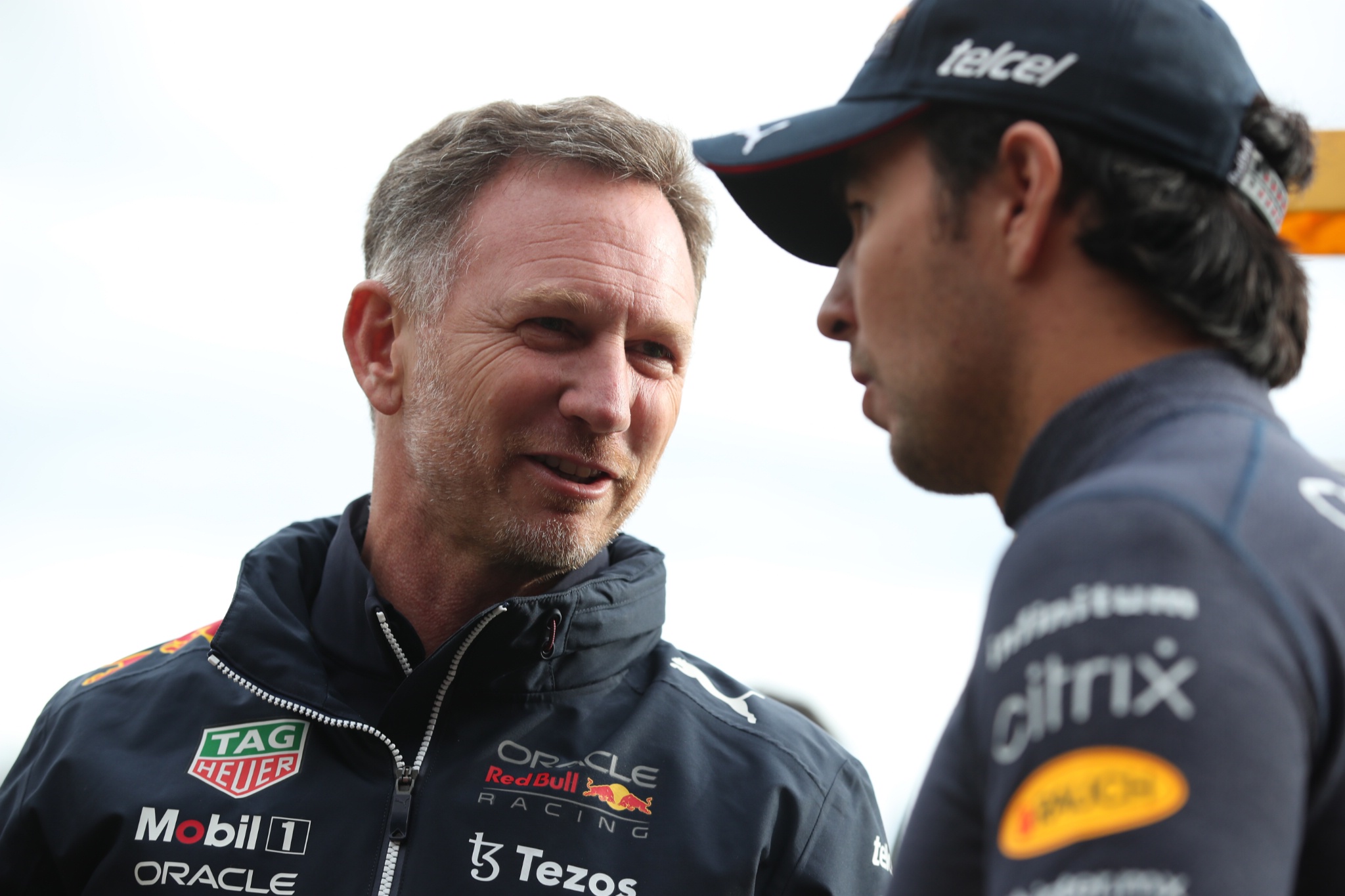 Christian Horner (GBR) ) Kepala Tim Red Bull Racing dengan Sergio Perez (MEX) Red Bull Racing. Dunia Formula 1
