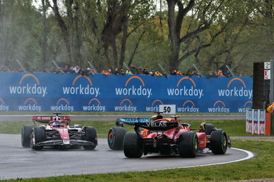 Carlos Sainz Jr ( ESP) Ferrari F1-75 dan Daniel Ricciardo (AUS) McLaren MCL36 bertabrakan di awal balapan. Formula 1