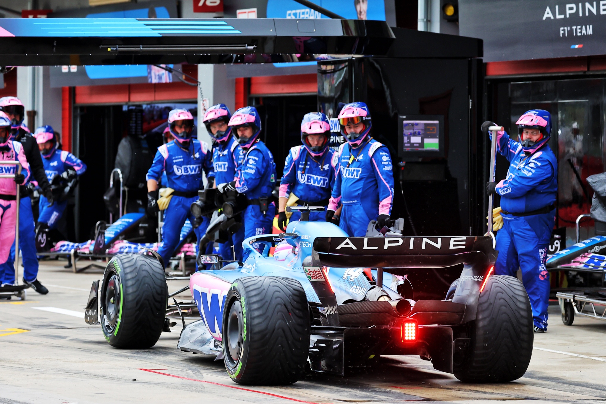 Fernando Alonso (ESP) Alpine F1 Team A522 pensiun dari balapan di pit. Kejuaraan Dunia Formula 1, Rd 4, Emilia