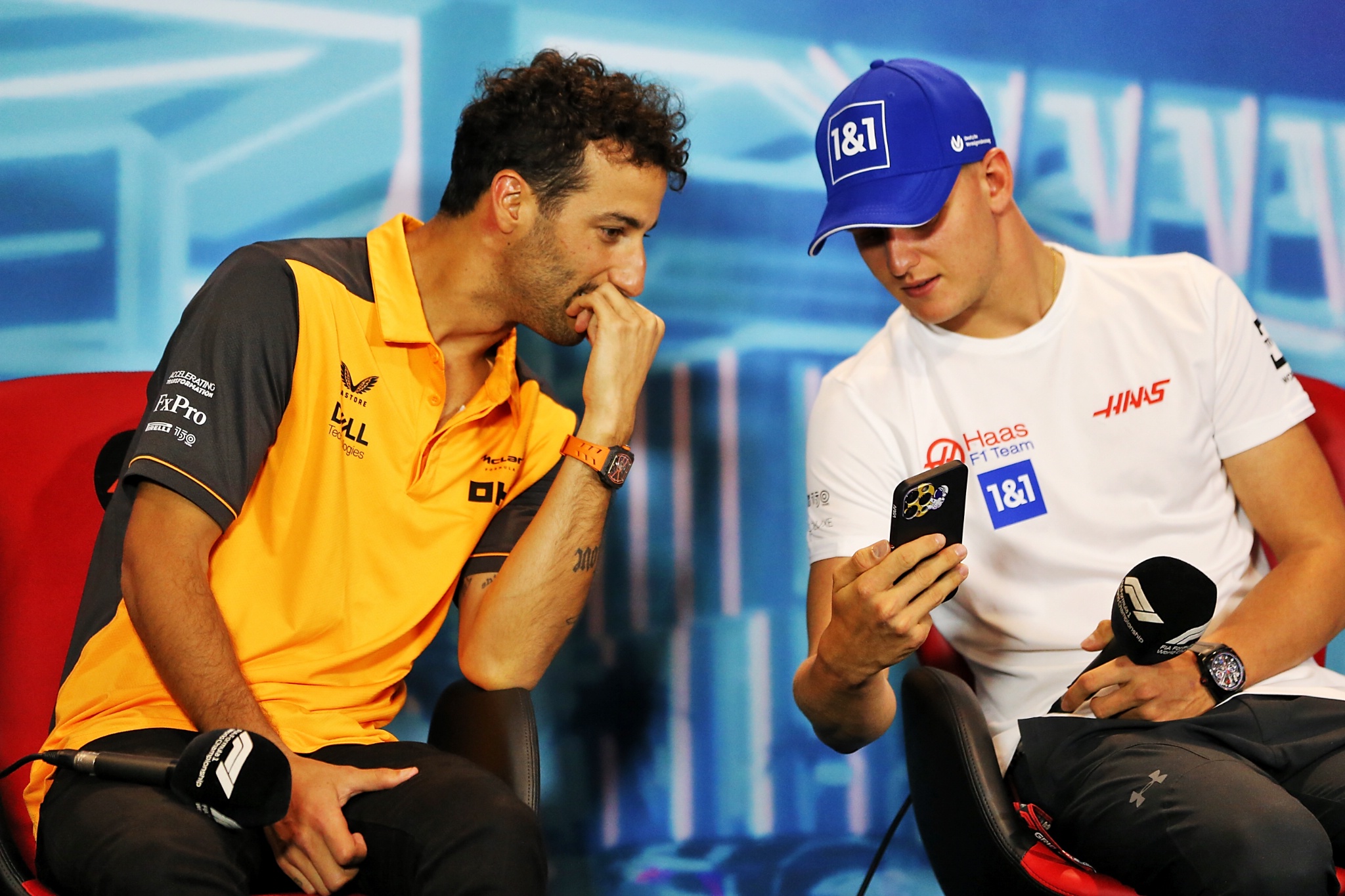 (L ke R ): Daniel Ricciardo (AUS) McLaren dan Mick Schumacher (GER) Haas Tim F1 dalam Konferensi Pers FIA. Formula 1