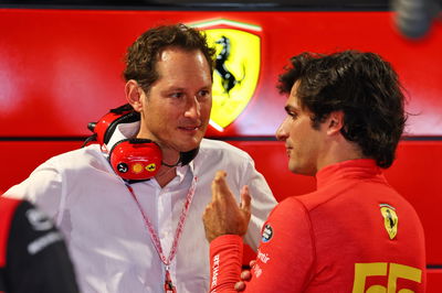 (L ke R ): John Elkann (ITA) Pimpinan FIAT Chrysler Automobiles bersama Carlos Sainz Jr (ESP) Ferrari. Formula 1 World