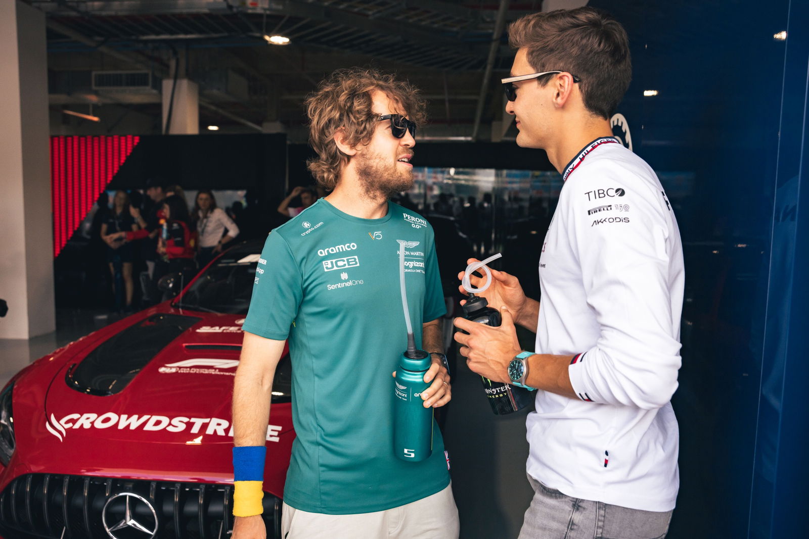 (L ke R ): Sebastian Vettel (GER) Tim Aston Martin F1 dengan George Russell (GBR) Mercedes AMG F1 di parade pembalap.