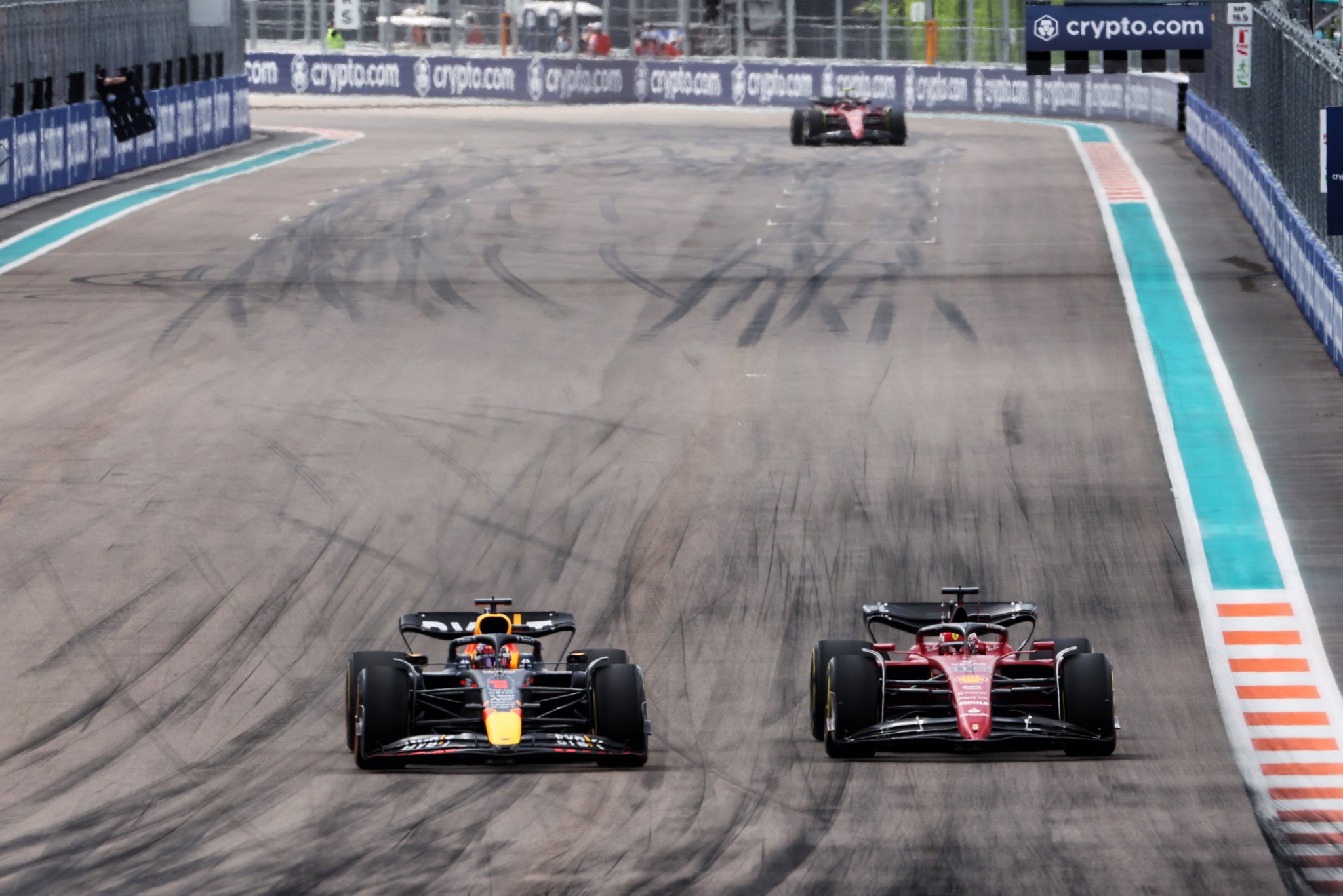 (L ke R ): Max Verstappen (NLD) Red Bull Racing RB18 menyalip Charles Leclerc (MON) Ferrari F1-75 untuk memimpin balapan.