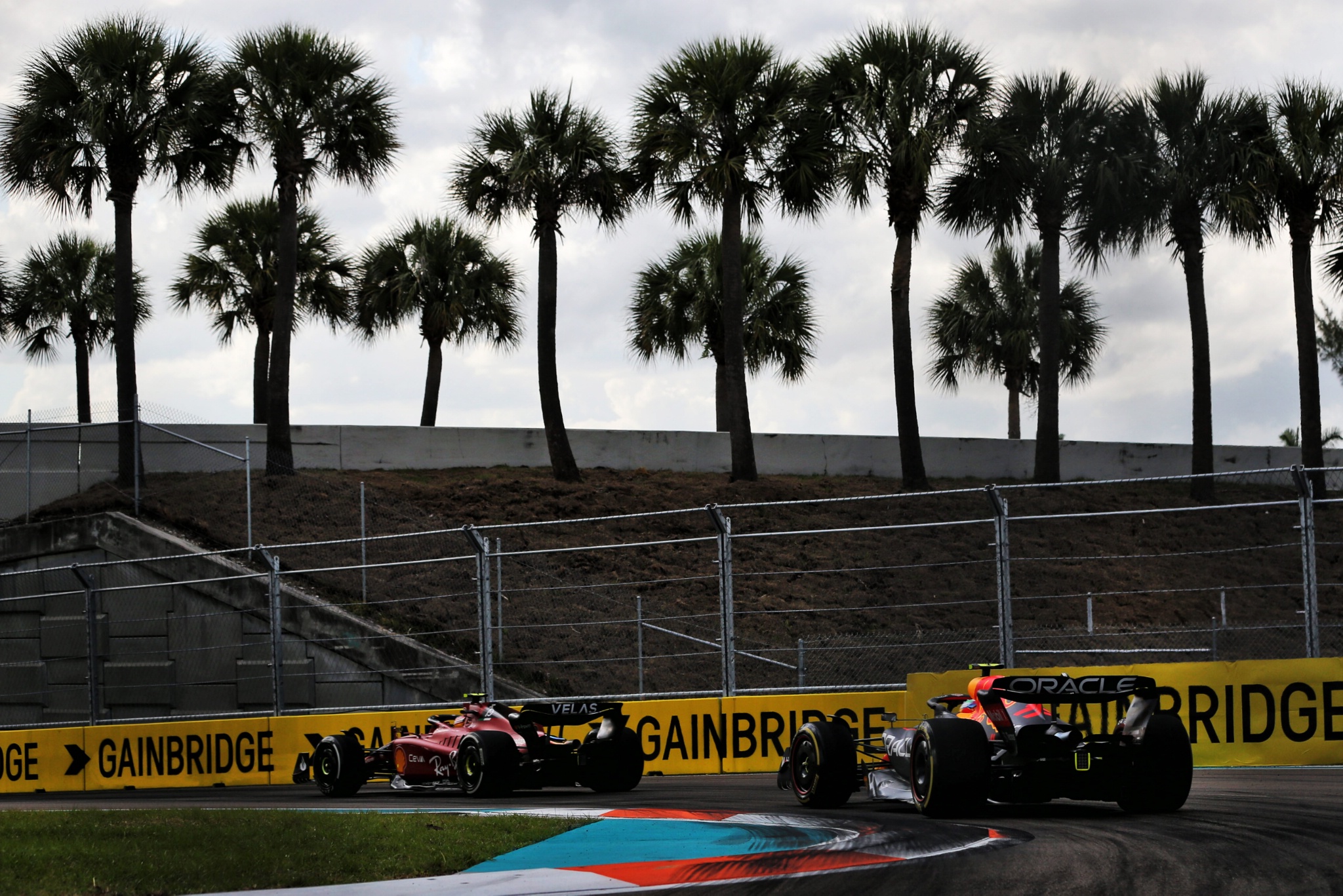 Carlos Sainz Jr ( ESP) Ferrari F1-75 memimpin Sergio Perez (MEX) Red Bull Racing RB18. Kejuaraan Dunia Formula 1, Rd 5,