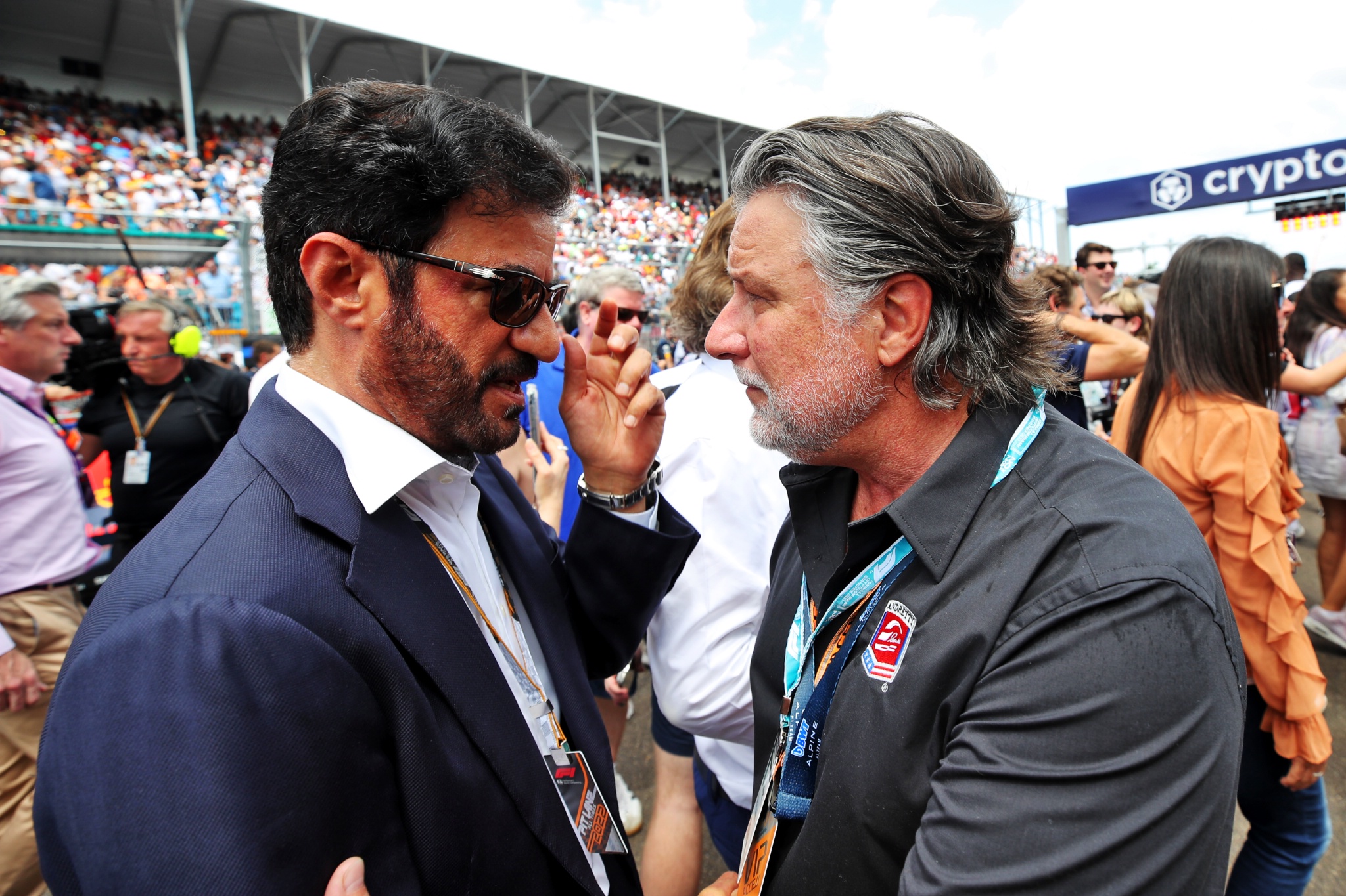 (L ke R ): Presiden FIA Mohammed Bin Sulayem (UEA) bersama Michael Andretti (AS) di grid. Kejuaraan Dunia Formula 1,
