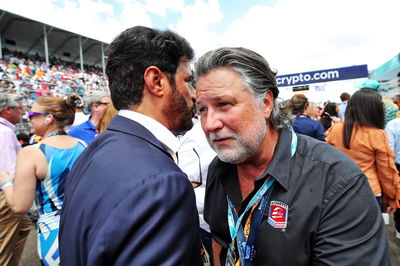 (Kiri ke R ): Mohammed Bin Sulayem (UEA) Presiden FIA bersama Michael Andretti (AS) di grid.Kejuaraan Dunia Formula 1,