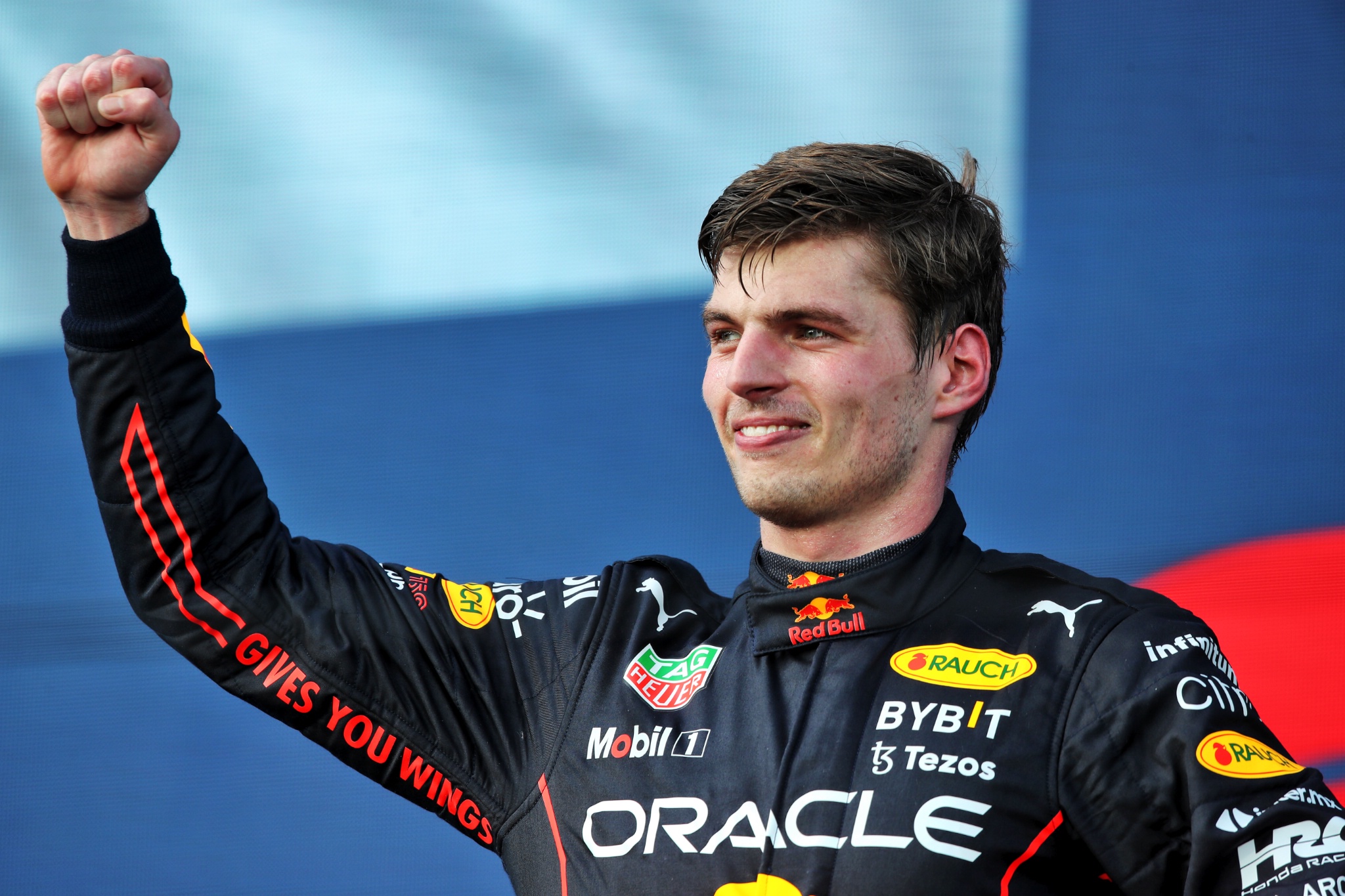 Pemenang lomba Max Verstappen] (NLD) Red Bull Racing merayakannya di podium. Kejuaraan Dunia Formula 1, Rd 5, Miami Grand