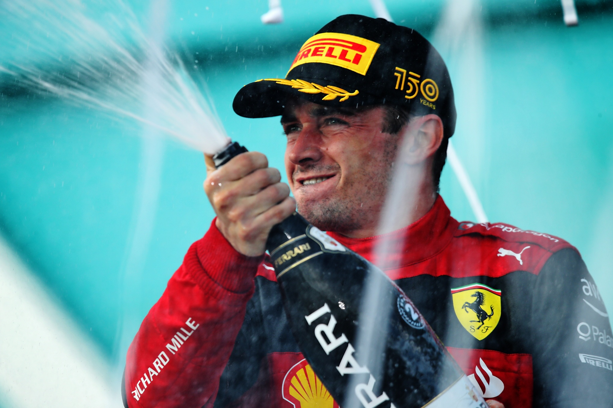 Charles Leclerc (MON) ) Ferrari merayakan posisi keduanya di podium. Kejuaraan Dunia Formula 1, Rd 5, Miami