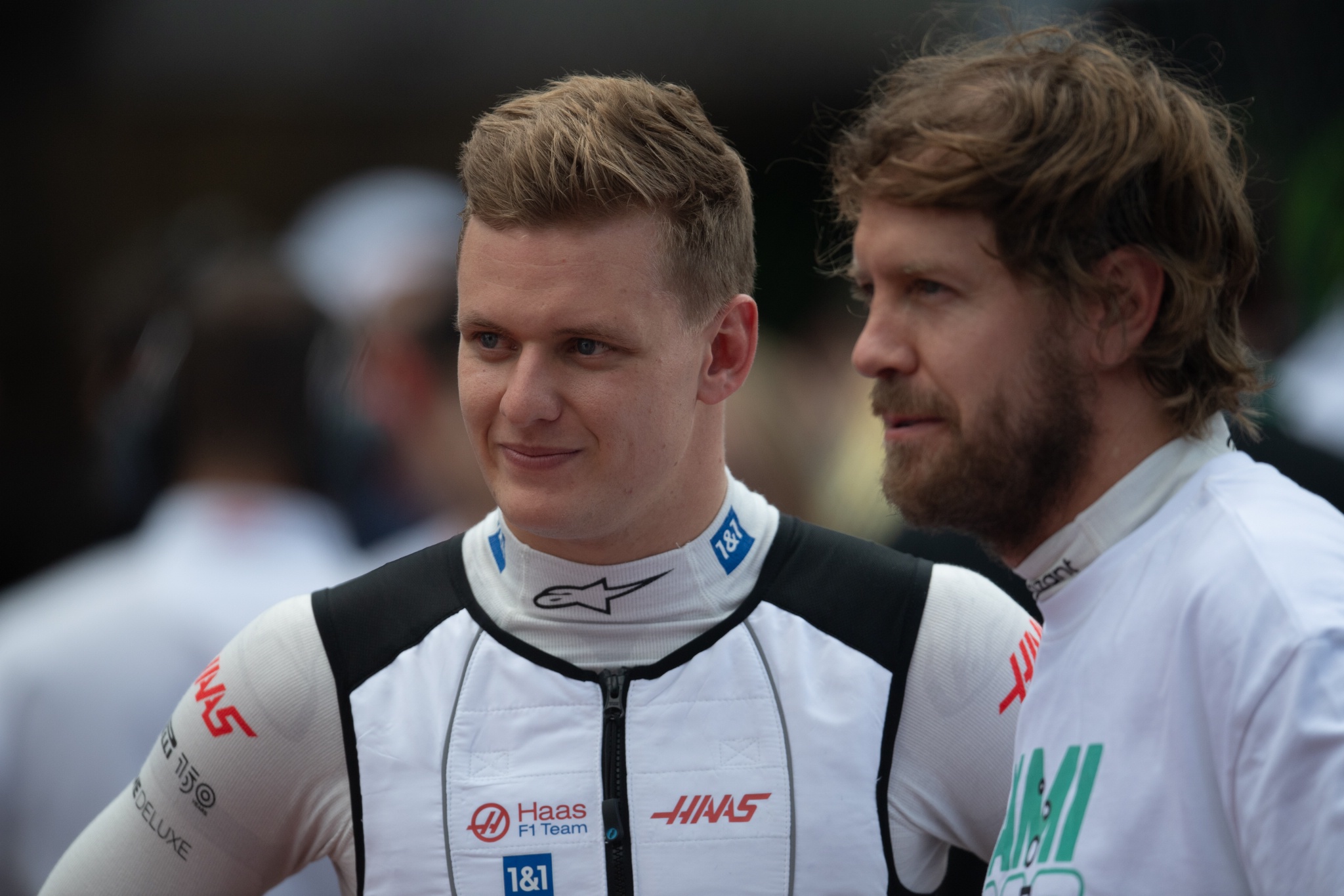 (L to R): Mick Schumacher (GER) Haas Tim F1 dengan Sebastian Vettel (GER) Tim F1 Aston Martin di grid. Dunia Formula 1