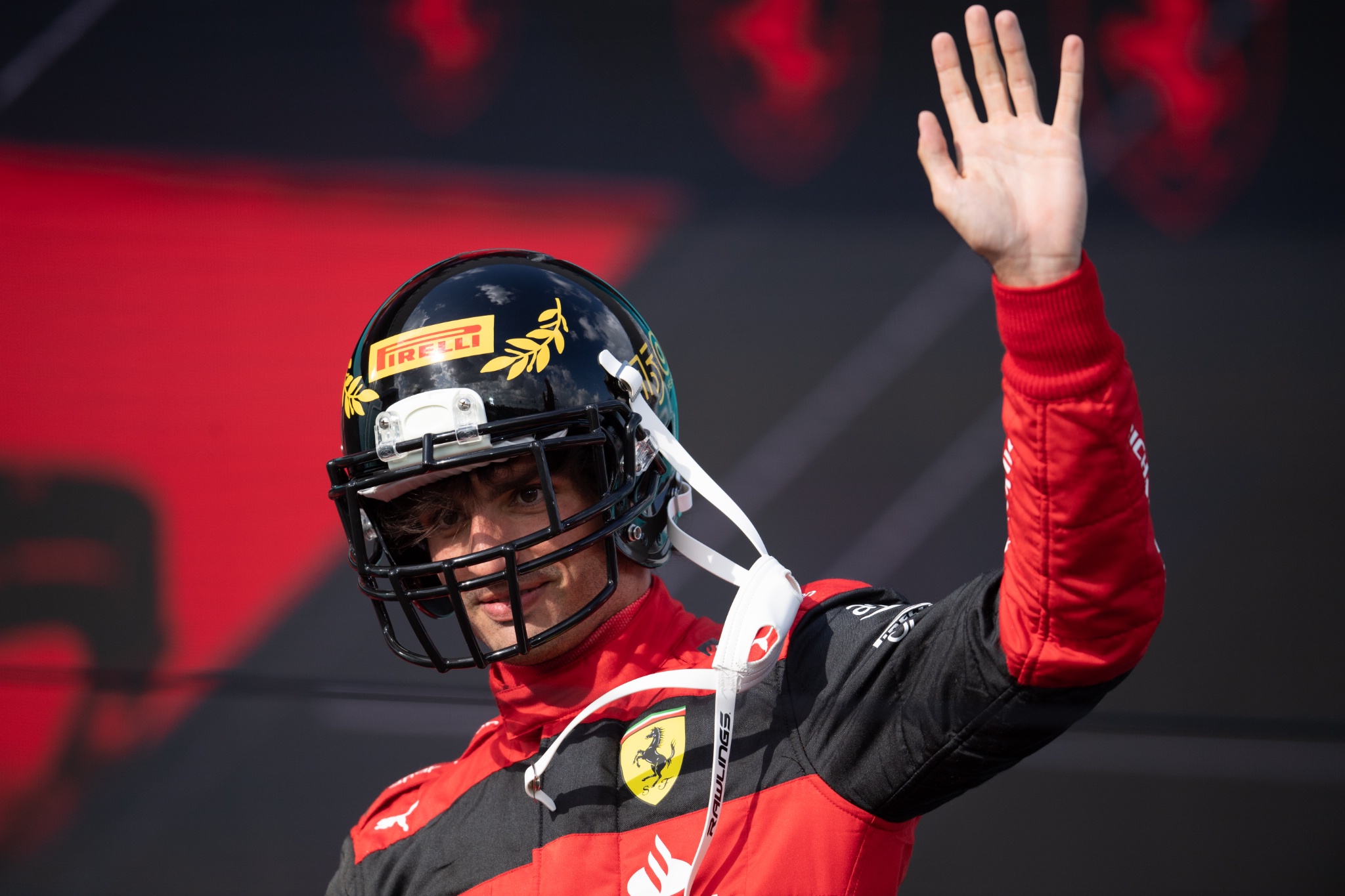 Carlos Sainz Jr ( ESP) Ferrari merayakan posisi ketiganya di podium Kejuaraan Dunia Formula 1, Rd 5, Miami Grand