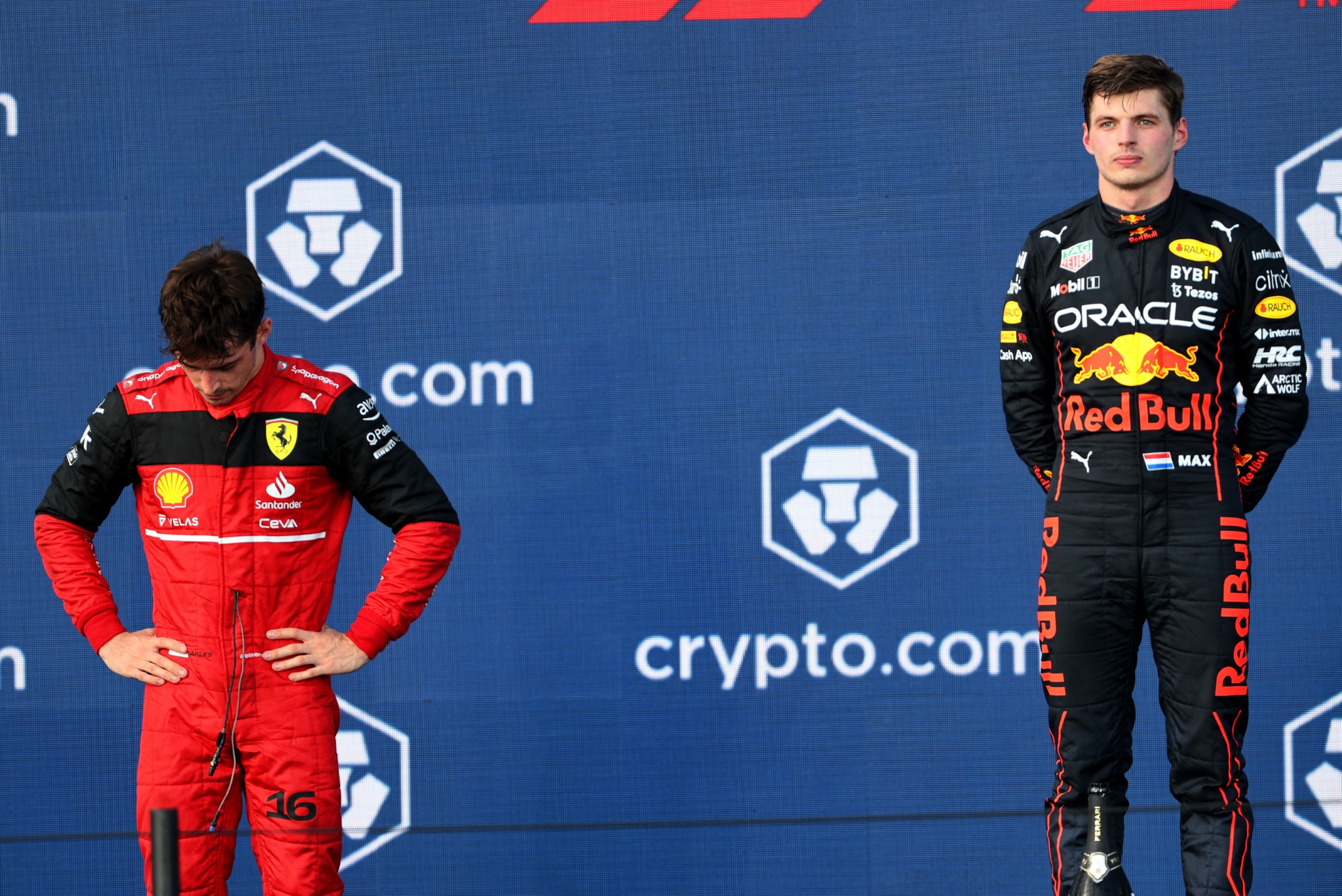 (L ke R ): juara kedua Charles Leclerc (MON) Ferrari dan pemenang balapan Max Verstappen (NLD) Red Bull Racing di podium.