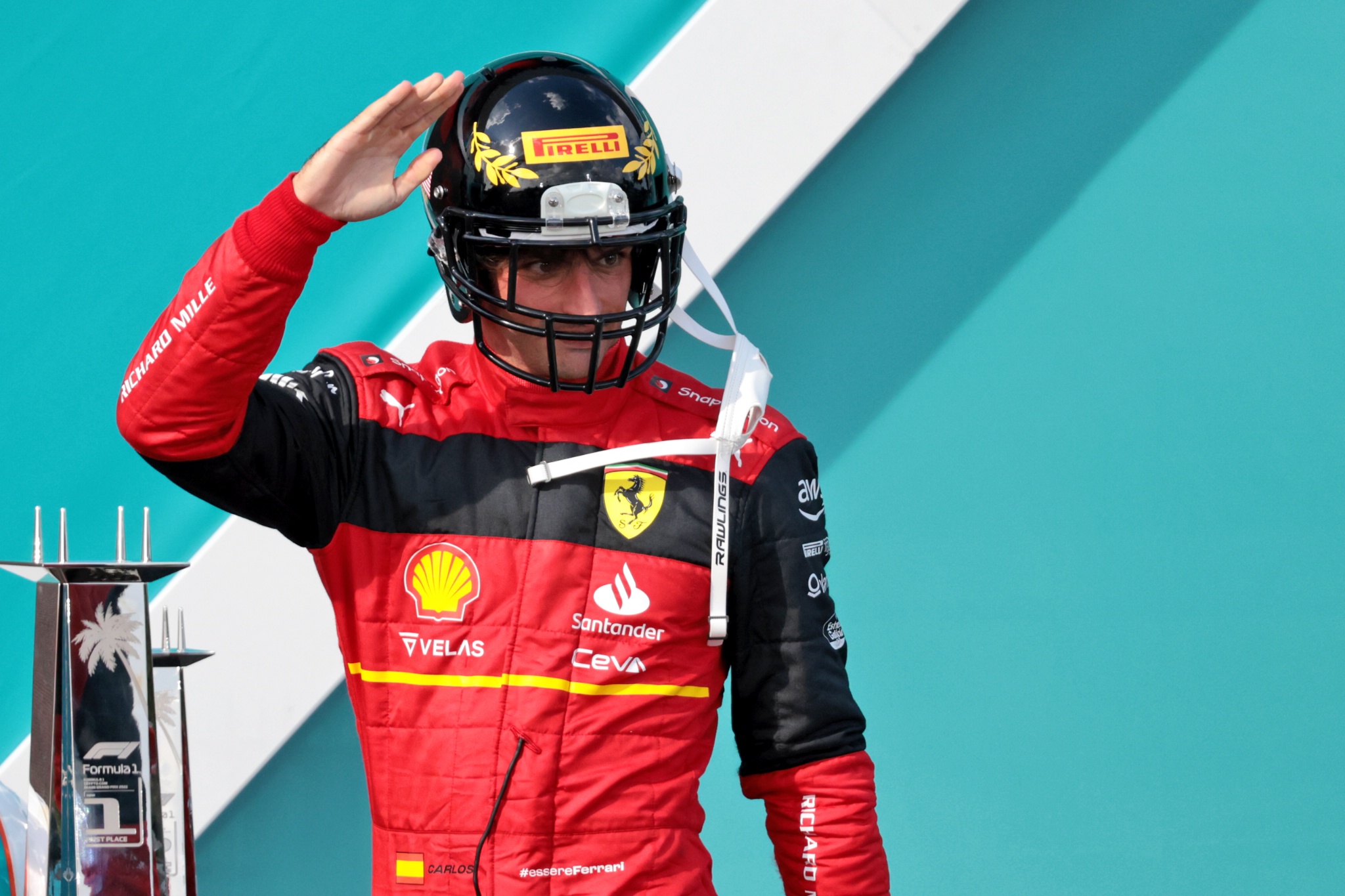 Carlos Sainz Jr ( ESP) Ferrari merayakan posisi ketiganya di podium Kejuaraan Dunia Formula 1, Rd 5, Miami Grand