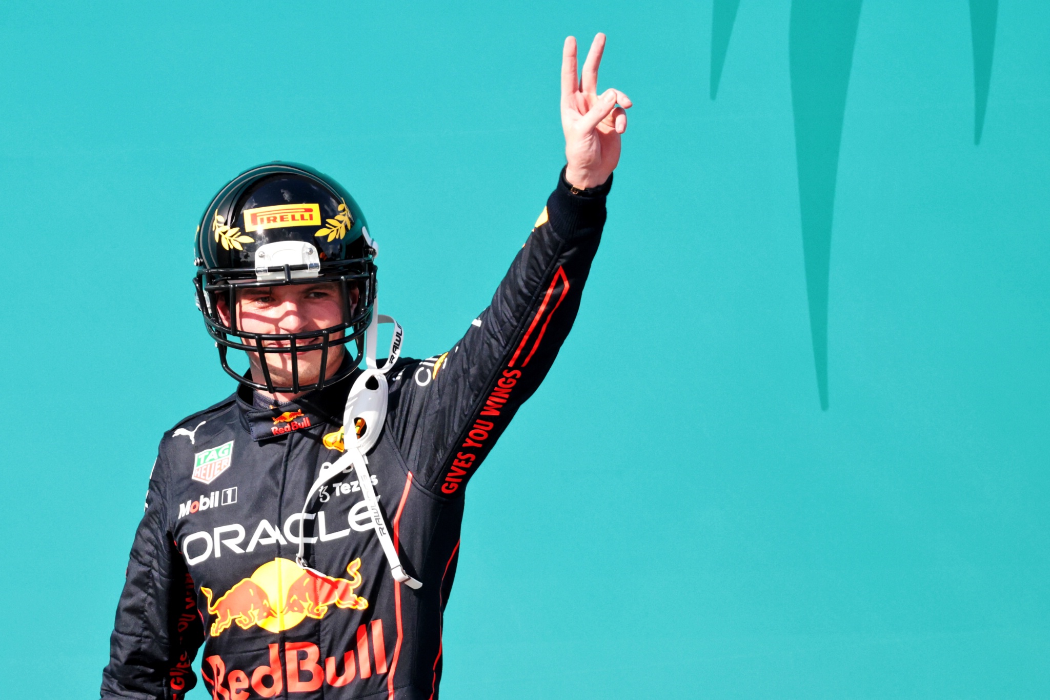 Pemenang balapan Max Verstappen (NLD) Red Bull Racing merayakannya di podium. Kejuaraan Dunia Formula 1, Rd 5, Miami Grand