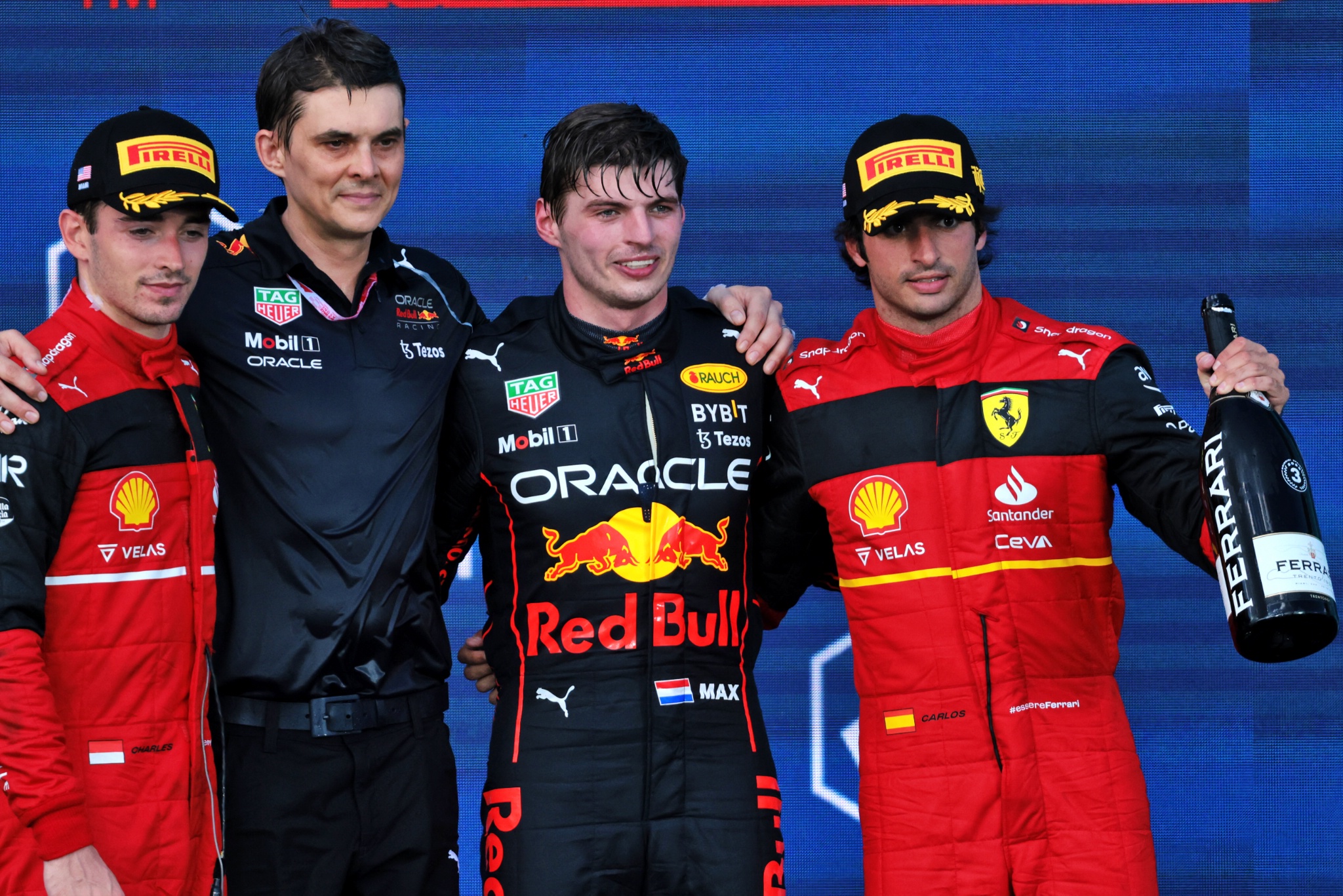 Podium (L ke Kanan): Charles Leclerc (MON) Ferrari, kedua; Max Verstappen (NLD) Red Bull Racing, pemenang balapan; Carlos Sainz