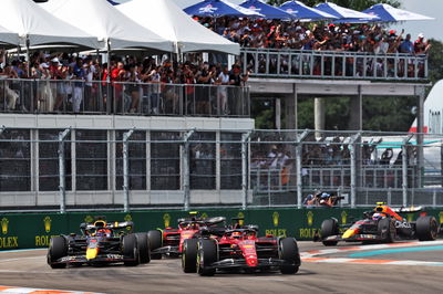 Charles Leclerc (MON) ) Ferrari F1-75 memimpin di awal balapan. Kejuaraan Dunia Formula 1, Rd 5, Miami Grand Prix,