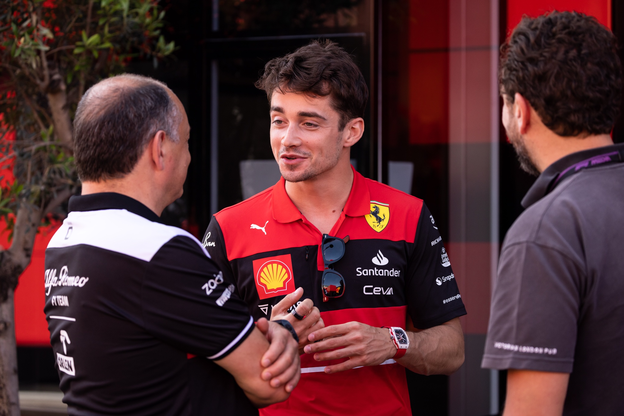 Charles Leclerc (MON ) Ferrari bersama Frederic Vasseur (FRA) Kepala Tim F1 Alfa Romeo. Kejuaraan Dunia Formula 1,