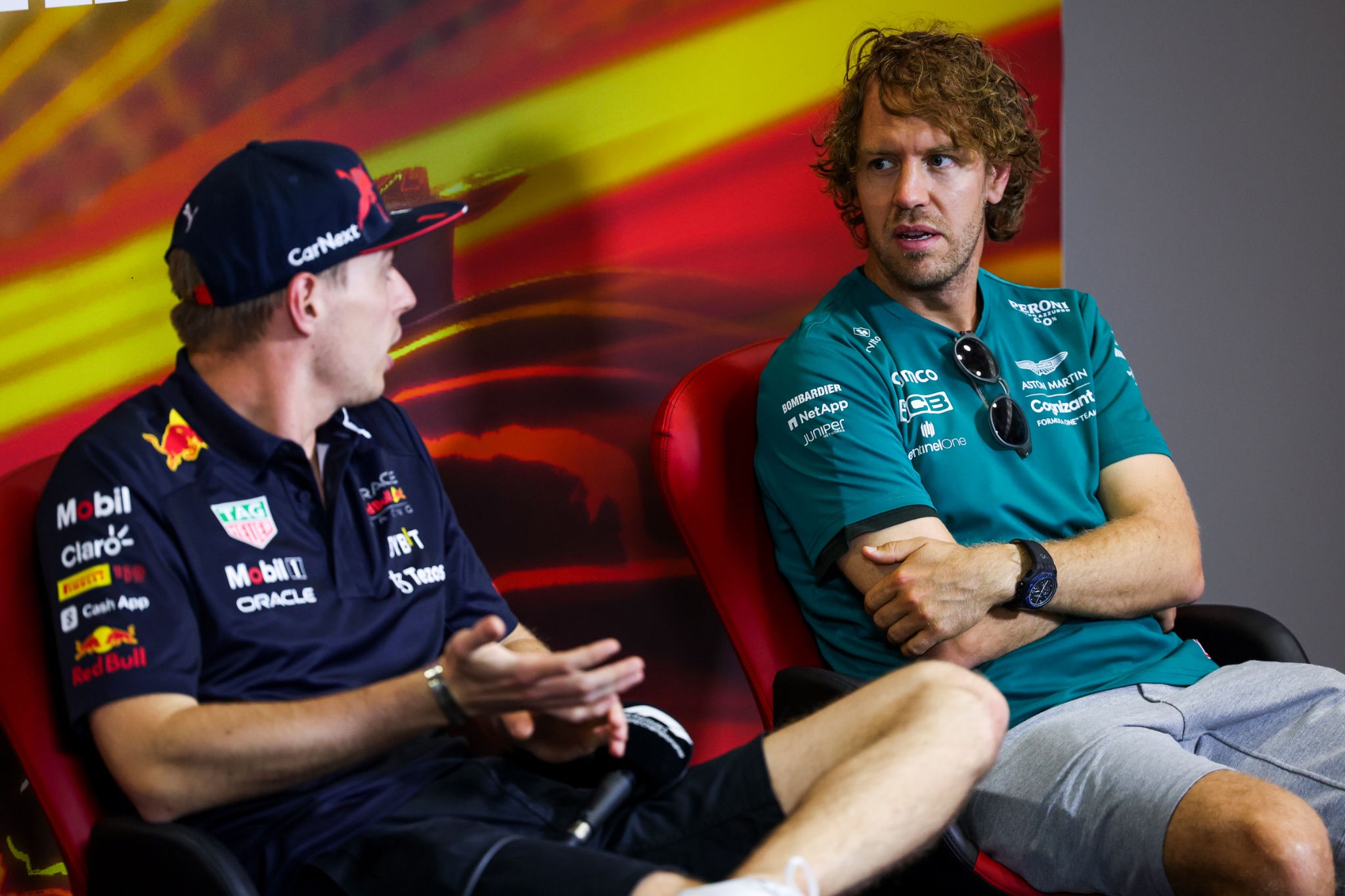 Sebastian Vettel (GER) ) Tim F1 Aston Martin (Kanan) dan Max Verstappen (NLD) Red Bull Racing di Konferensi Pers FIA.