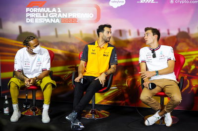 (L ke R ): Lewis Hamilton (GBR) Mercedes AMG F1' Daniel Ricciardo (AUS) McLaren, dan George Russell (GBR) Mercedes AMG F1, dalam