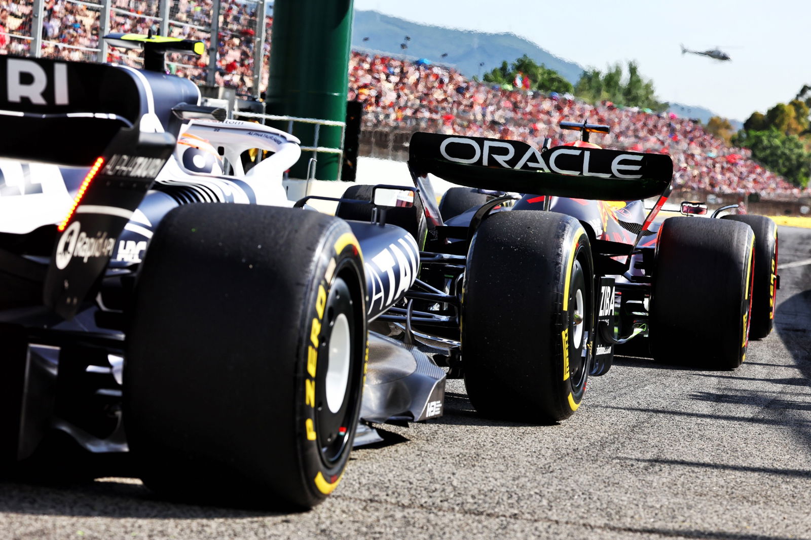 Max Verstappen (NLD) ) Red Bull Racing RB18 dan Yuki Tsunoda (JPN) AlphaTauri AT03. Kejuaraan Dunia Formula 1, Rd 6,