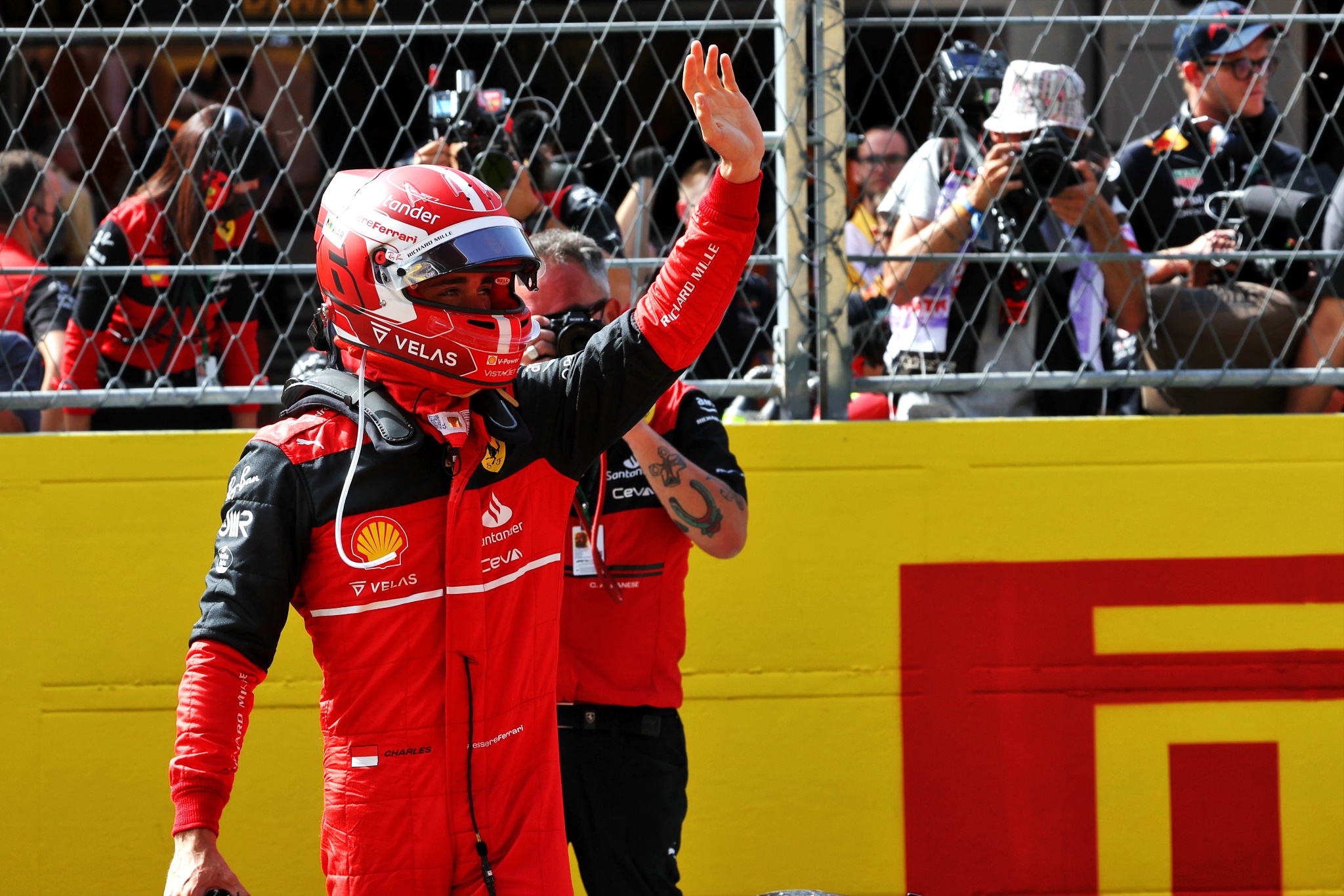 Charles Leclerc (MON) Ferrari merayakan pole position-nya di parc ferme kualifikasi. Kejuaraan Dunia Formula 1, Rd 6,