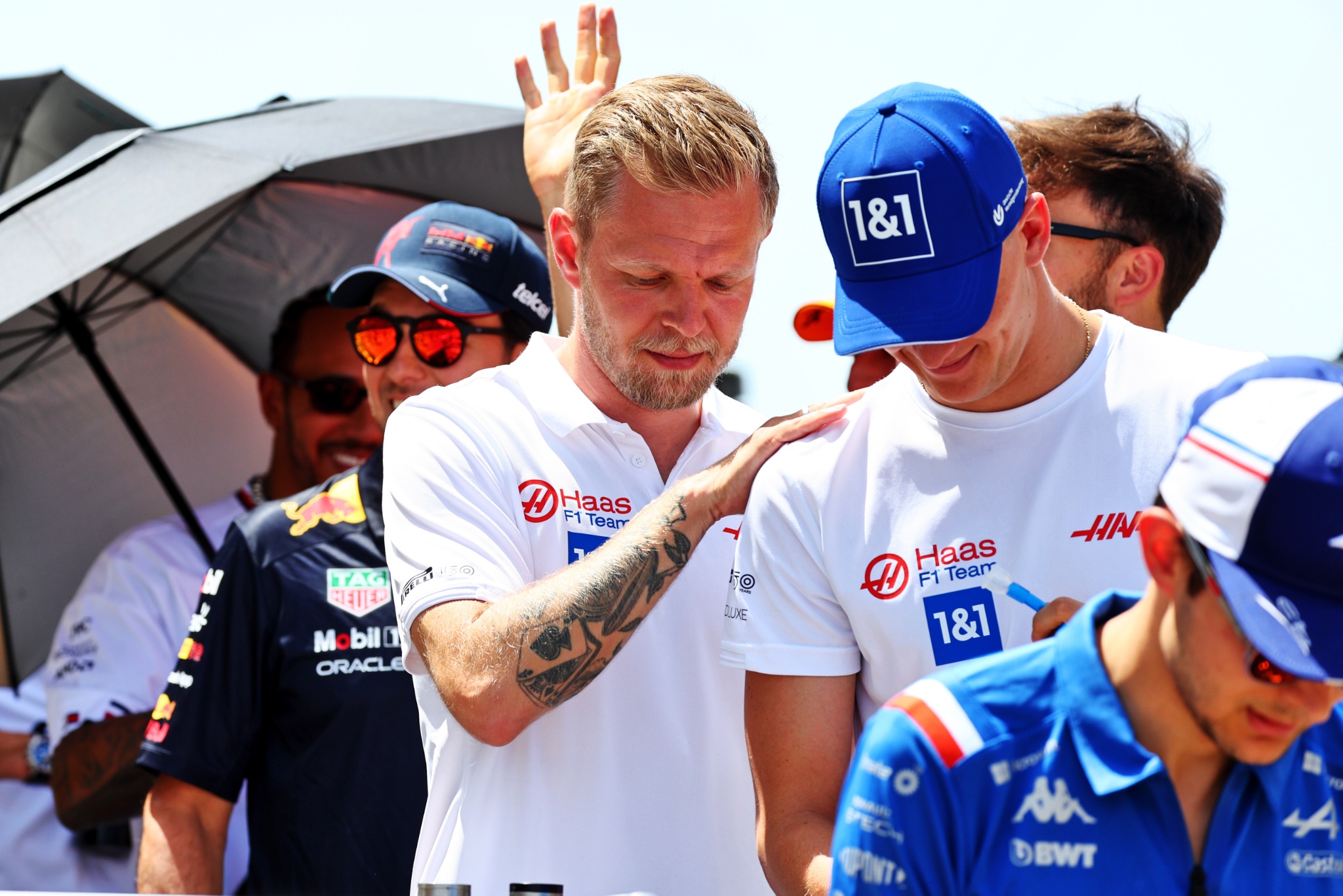 (L to R): Kevin Magnussen (DEN) Haas F1 Team dan Mick Schumacher (GER) Tim Haas F1 pada parade pembalap. Dunia Formula 1