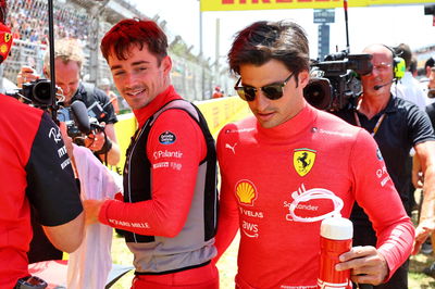 Carlos Sainz Jr ( ESP) Ferrari dengan rekan setimnya Charles Leclerc (MON) Ferrari di grid.. Kejuaraan Dunia Formula 1, Rd