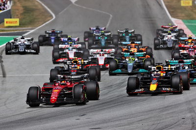 Charles Leclerc (MON) Ferrari F1-75 leads Max Verstappen (NLD) Red Bull Racing RB18 at the start of the race. Formula 1