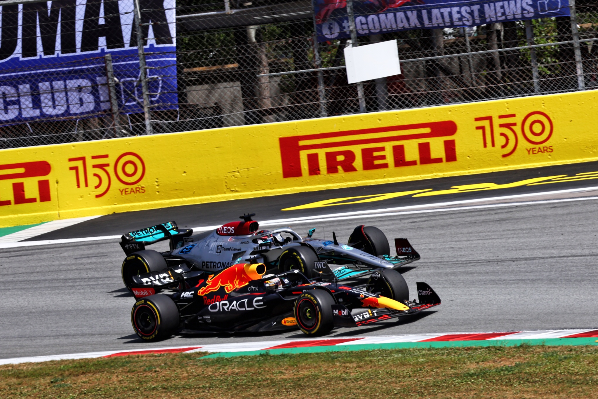 Max Verstappen (NLD) ) Red Bull Racing RB18 dan George Russell (GBR) Mercedes AMG F1 W13 memperebutkan posisi. Formula 1