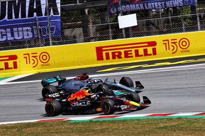 Max Verstappen (NLD) Red Bull Racing RB18 and George Russell (GBR) Mercedes AMG F1 W13 battle for position. Formula 1