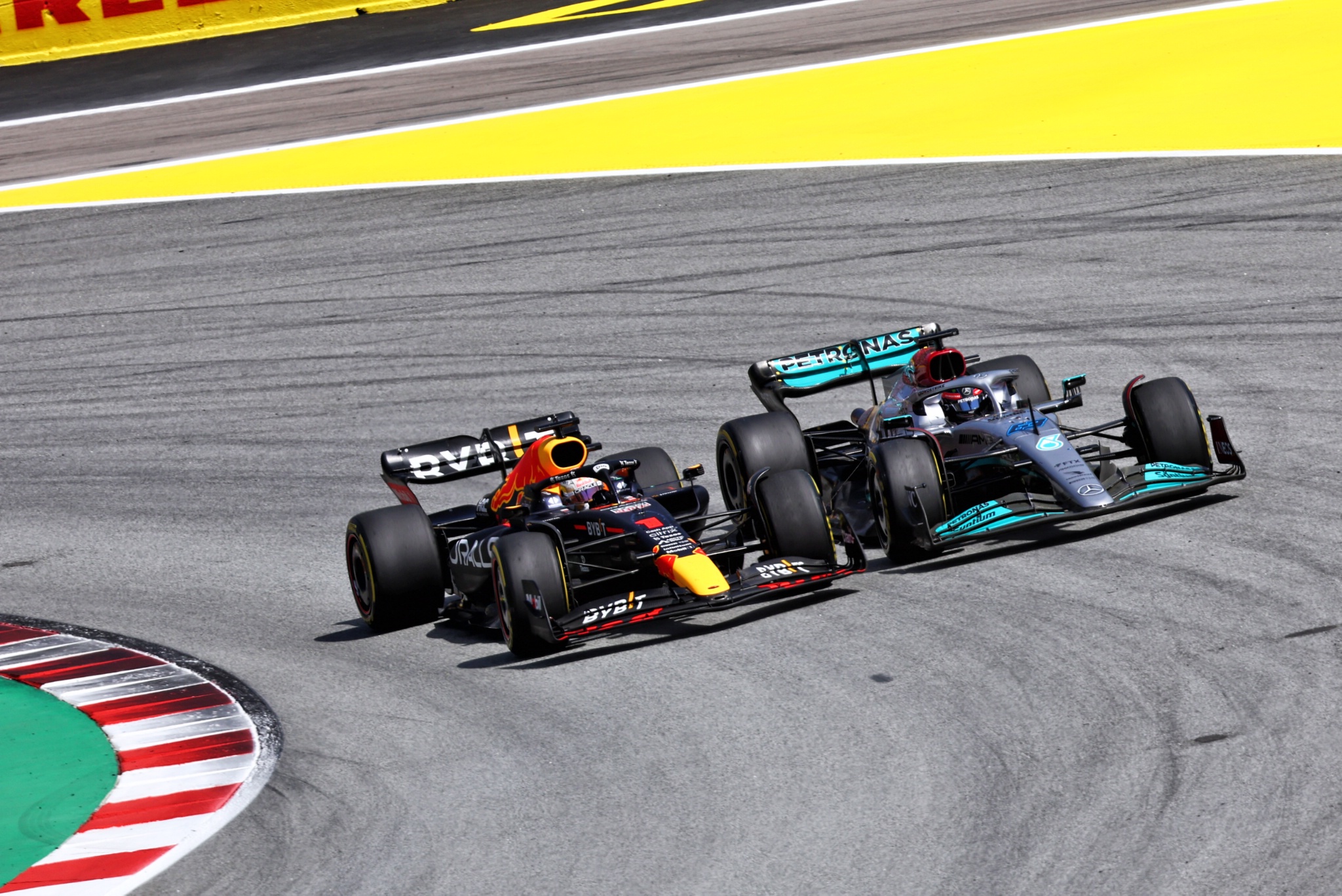 Max Verstappen (NLD) Red Bull Racing RB18 and George Russell (GBR) Mercedes AMG F1 W13 battle for position. Formula 1