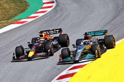 Max Verstappen (NLD) ) Red Bull Racing RB18 dan George Russell (GBR) Mercedes AMG F1 W13 memperebutkan posisi. Formula 1