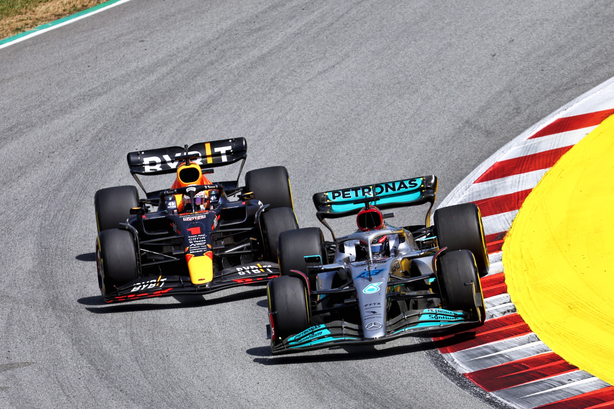 Max Verstappen (NLD) Red Bull Racing RB18 dan George Russell (GBR) Mercedes AMG F1 W13 memperebutkan posisi. Formula 1