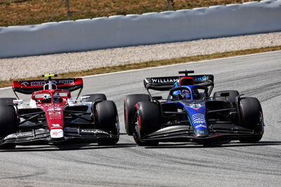 Guanyu Zhou (CHN) Alfa Romeo F1 Team C42 dan Alexander Albon (THA) Williams Racing FW44 memperebutkan posisi. Formula 1