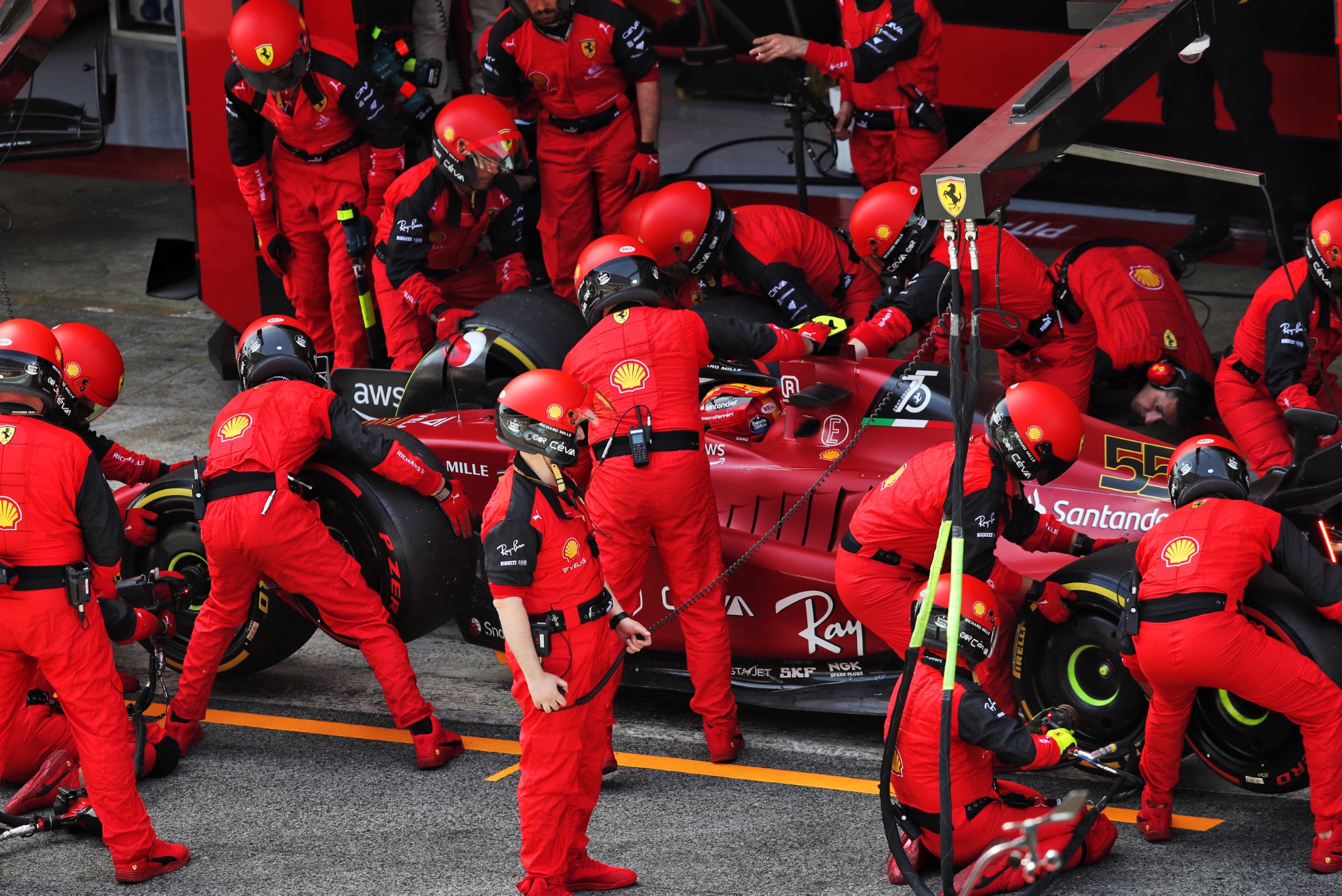Carlos Sainz Jr (ESP) Ferrari F1-75 melakukan pit stop. Kejuaraan Dunia Formula 1, Rd 6, Grand Prix Spanyol, Barcelona,