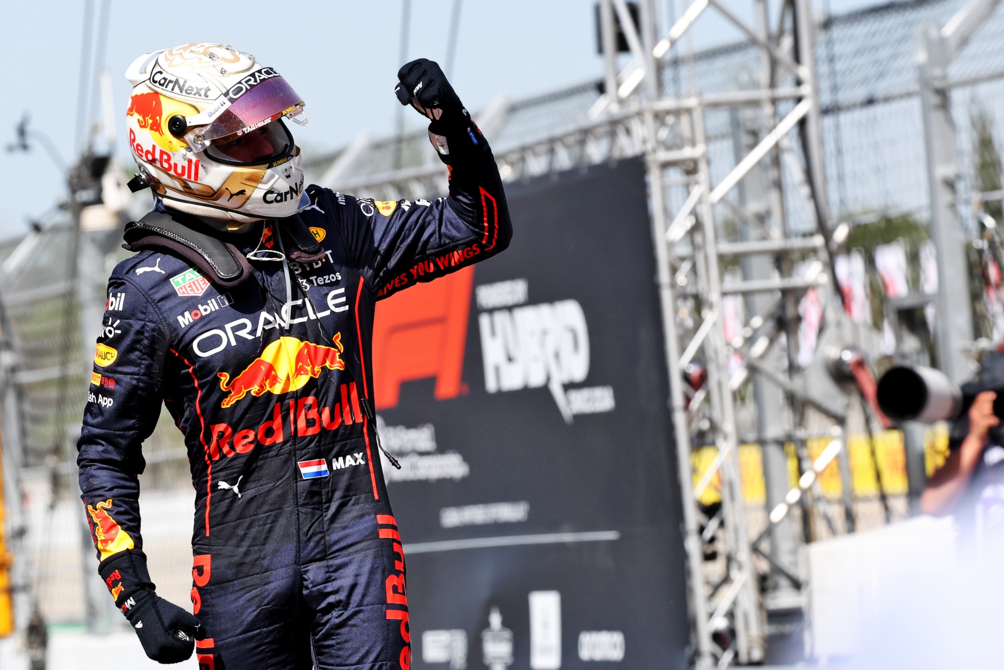 Pemenang balapan Max Verstappen (NLD) Red Bull Racing merayakan di parc ferme. Kejuaraan Dunia Formula 1, Rd 6, Spanyol