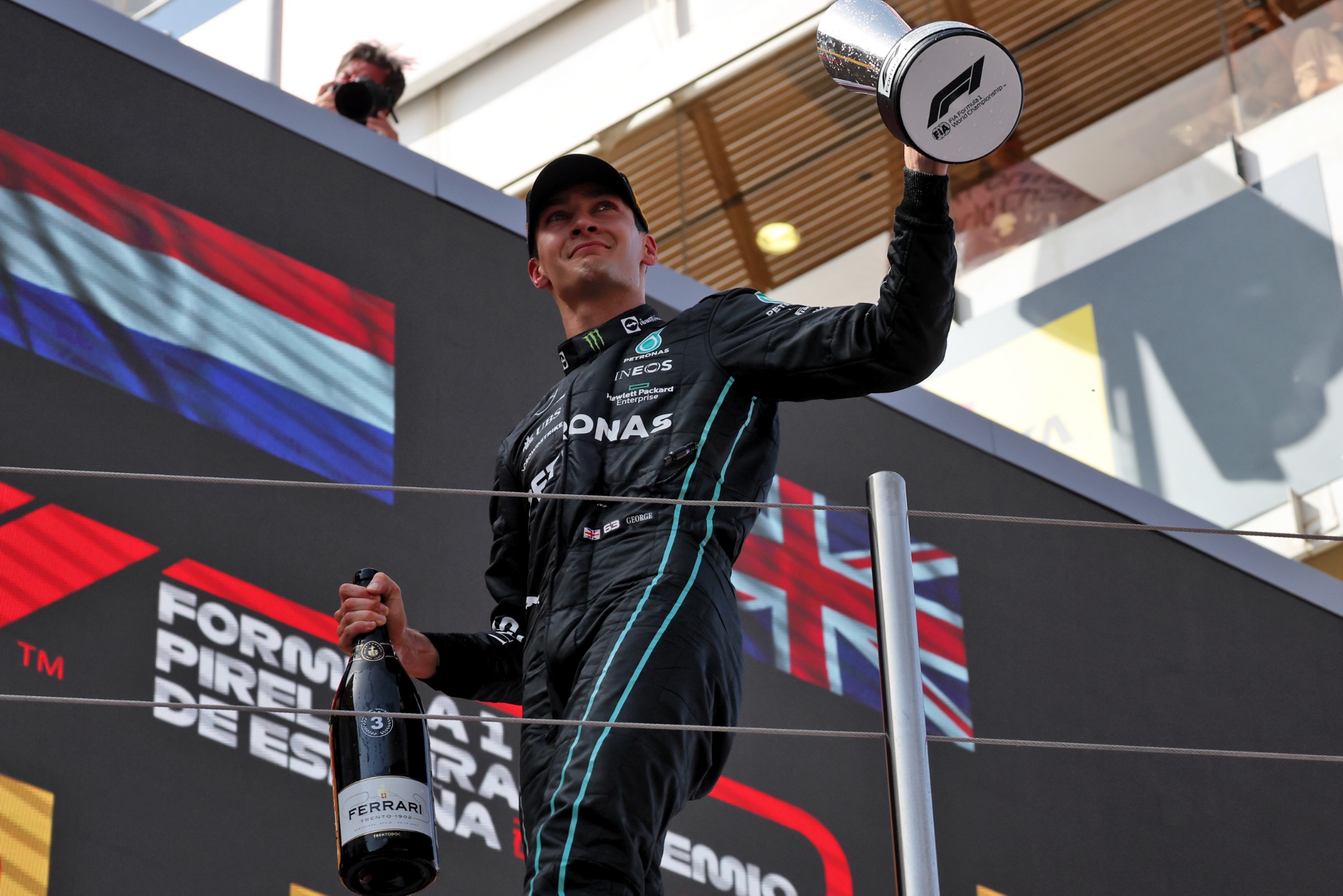 George Russell (GBR) ) Mercedes AMG F1 merayakan posisi ketiganya di podium. Kejuaraan Dunia Formula 1, Rd 6,