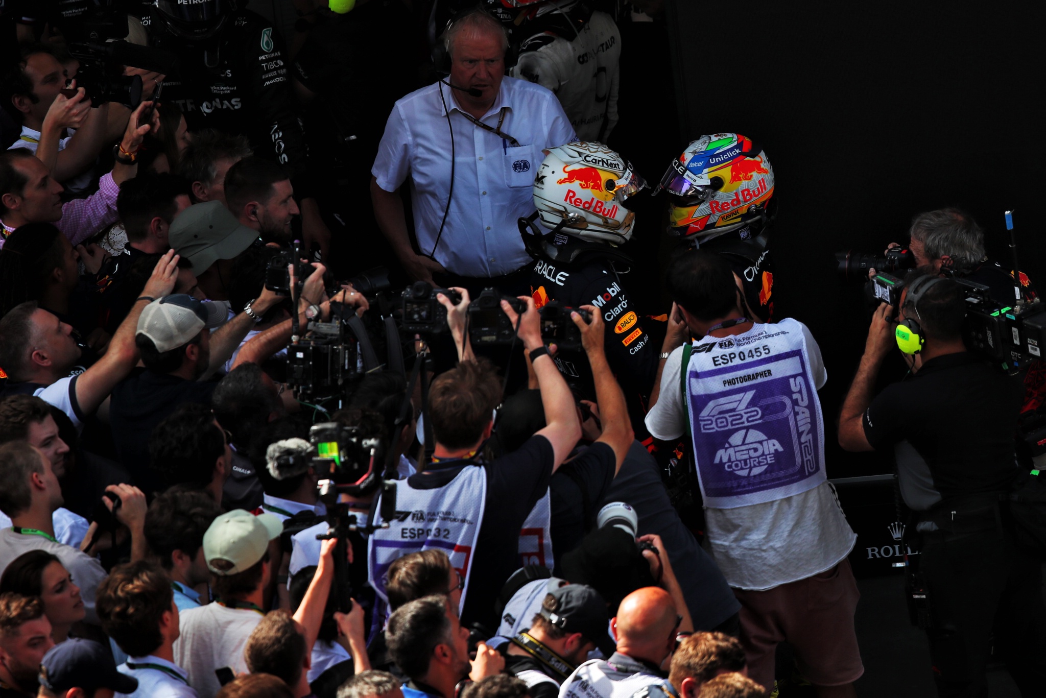 Pemenang balapan Max Verstappen (NLD) Red Bull Racing melakukan selebrasi dengan rekan setimnya yang menempati posisi kedua Sergio Perez (MEX) Red Bull Racing
