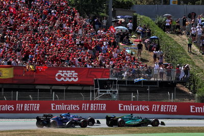 Lance Stroll (CDN) ) Aston Martin F1 Team AMR22 memimpin Fernando Alonso (ESP) Alpine F1 Team A522 dan Alexander Albon (THA)