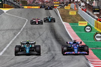 Sebastian Vettel (GER ) Aston Martin F1 Team AMR22 dan Fernando Alonso (ESP) Alpine F1 Team A522 memperebutkan posisi.