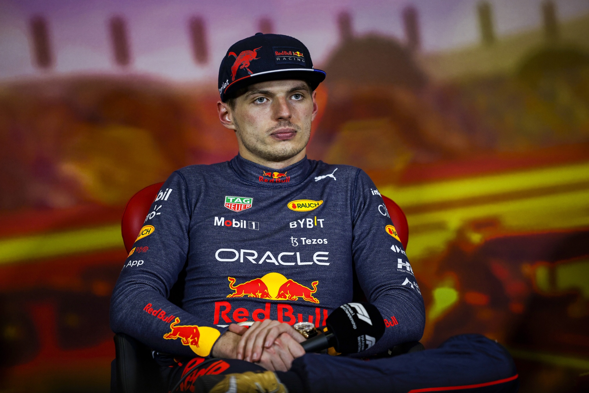 Max Verstappen (NLD) Red Bull Racing di konferensi pers pasca balapan FIA. Kejuaraan Dunia Formula 1, Rd 6, Spanyol