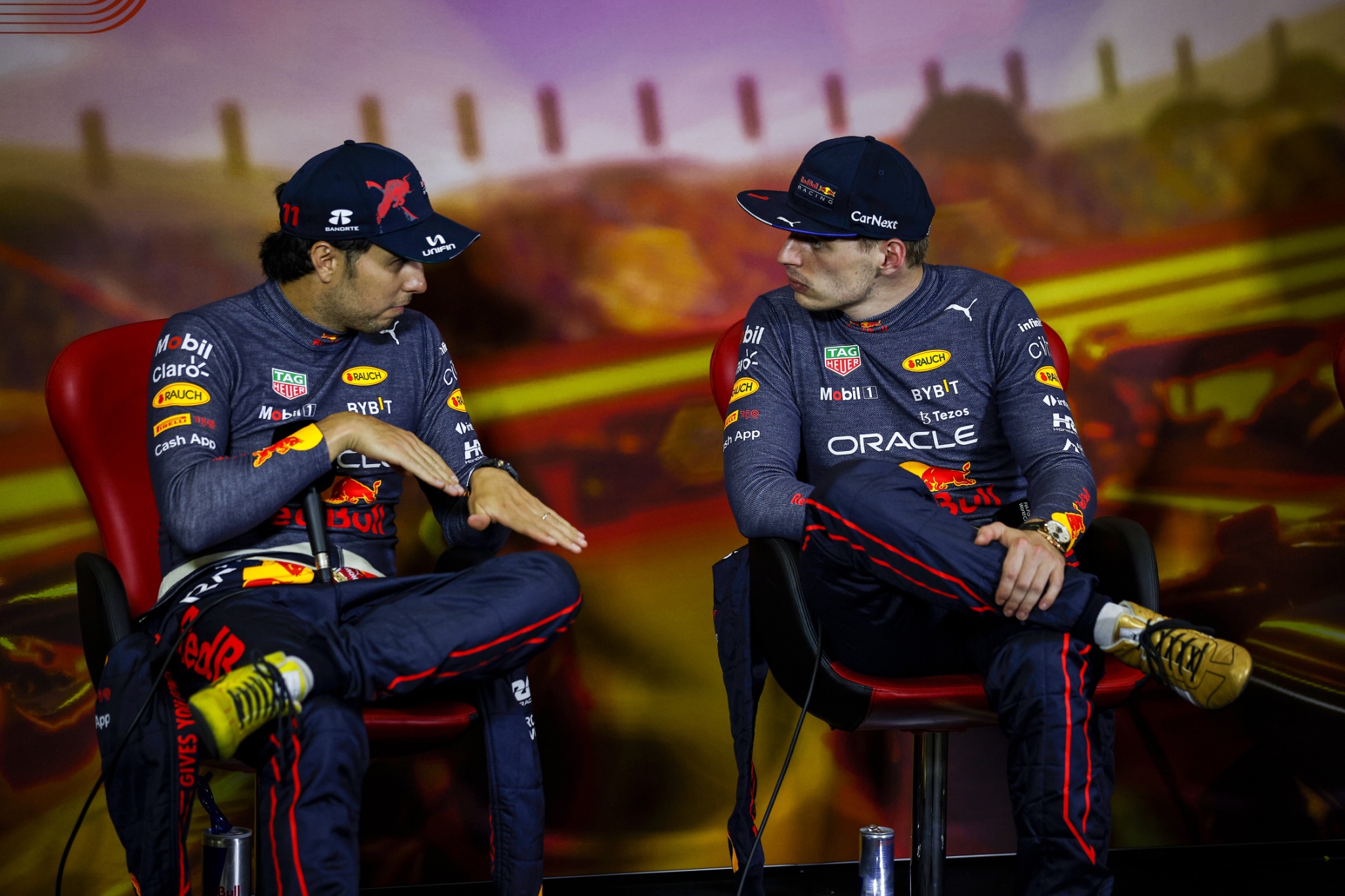 (L ke R ): Sergio Perez (MEX) Red Bull Racing dengan Max Verstappen (NLD) Red Bull Racing di post race FIA Press