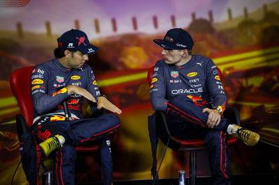 (L ke R ): Sergio Perez (MEX) Red Bull Racing dengan Max Verstappen (NLD) Red Bull Racing di post race FIA Press