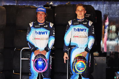 (L ke R ): Fernando Alonso (ESP) Alpine F1 Team dengan Oscar Piastri (AUS) Alpine F1 Team Reserve Driver. Formula 1 World