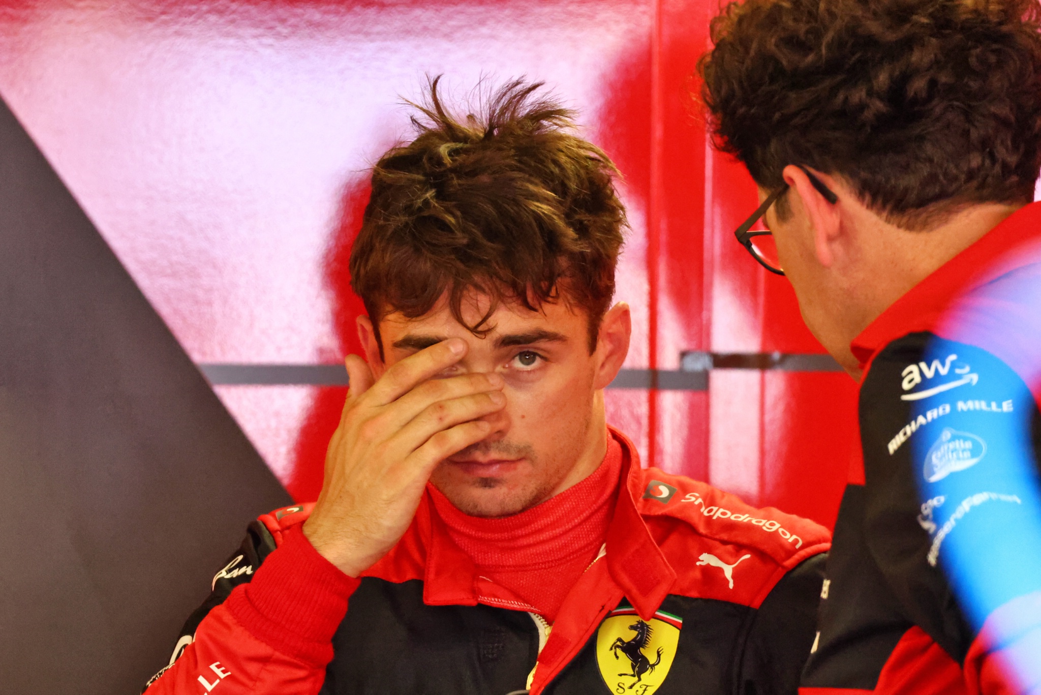 (L ke R ): Charles Leclerc (MON) Ferrari bersama Mattia Binotto (ITA) Kepala Tim Ferrari. Kejuaraan Dunia Formula 1, Rd