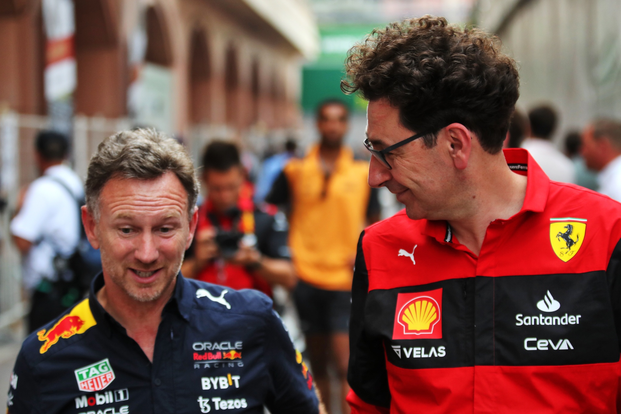 (L ke R ): Kepala Tim Red Bull Racing Christian Horner (GBR) bersama Kepala Tim Ferrari Mattia Binotto (ITA). Formula